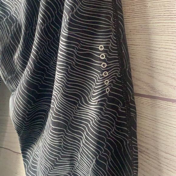 Nike Dri-Fit Capri Yoga Pants Black w/ Light Grey Pattern Back Hip Pocket M - Picture 5 of 11